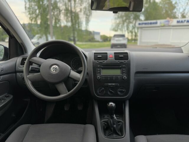 Черный Фольксваген Гольф, объемом двигателя 1.6 л и пробегом 246 тыс. км за 5950 $, фото 18 на Automoto.ua