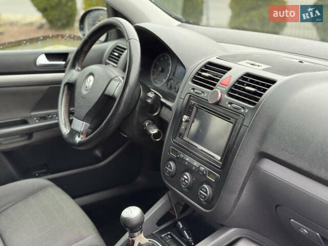 Черный Фольксваген Гольф, объемом двигателя 1.6 л и пробегом 195 тыс. км за 5150 $, фото 21 на Automoto.ua