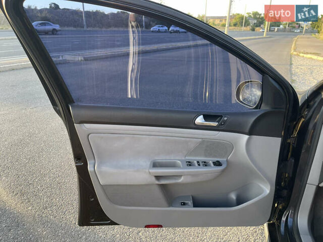 Черный Фольксваген Гольф, объемом двигателя 1.6 л и пробегом 138 тыс. км за 6500 $, фото 7 на Automoto.ua