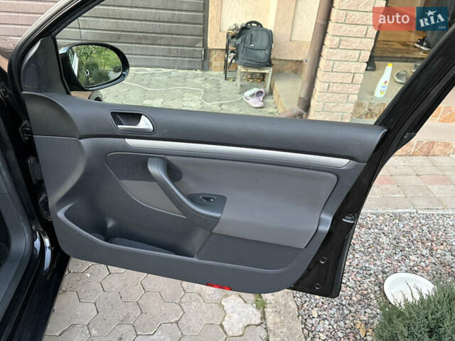 Черный Фольксваген Гольф, объемом двигателя 1.6 л и пробегом 240 тыс. км за 6150 $, фото 22 на Automoto.ua