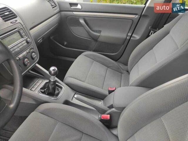 Черный Фольксваген Гольф, объемом двигателя 1.6 л и пробегом 188 тыс. км за 5500 $, фото 13 на Automoto.ua