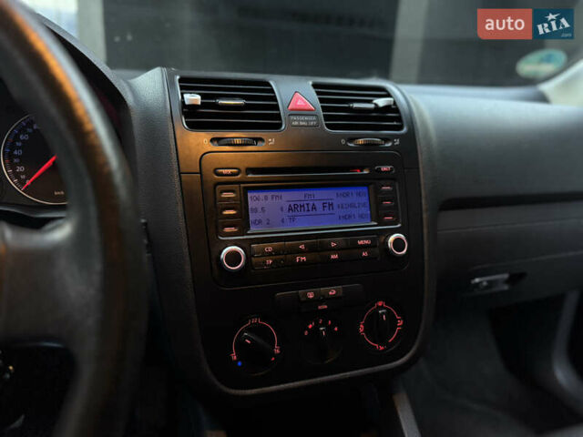 Черный Фольксваген Гольф, объемом двигателя 1.6 л и пробегом 190 тыс. км за 5350 $, фото 25 на Automoto.ua