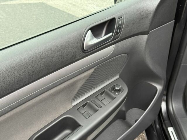 Черный Фольксваген Гольф, объемом двигателя 1.6 л и пробегом 265 тыс. км за 6300 $, фото 10 на Automoto.ua