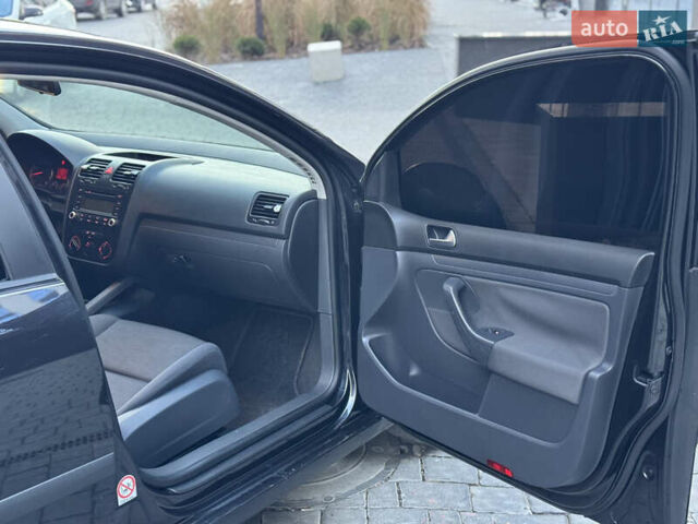 Черный Фольксваген Гольф, объемом двигателя 1.6 л и пробегом 190 тыс. км за 5350 $, фото 18 на Automoto.ua