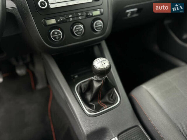 Черный Фольксваген Гольф, объемом двигателя 1.6 л и пробегом 221 тыс. км за 6600 $, фото 30 на Automoto.ua