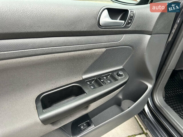 Черный Фольксваген Гольф, объемом двигателя 1.4 л и пробегом 187 тыс. км за 6500 $, фото 28 на Automoto.ua