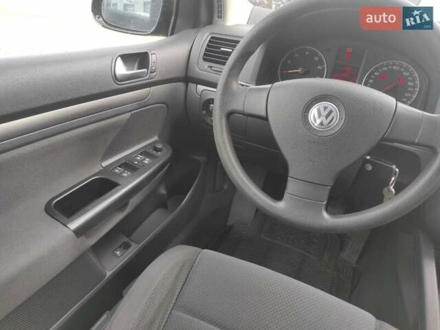 Черный Фольксваген Гольф, объемом двигателя 1.6 л и пробегом 188 тыс. км за 5500 $, фото 18 на Automoto.ua