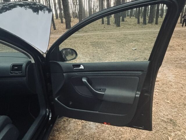 Черный Фольксваген Гольф, объемом двигателя 1.4 л и пробегом 268 тыс. км за 5600 $, фото 12 на Automoto.ua