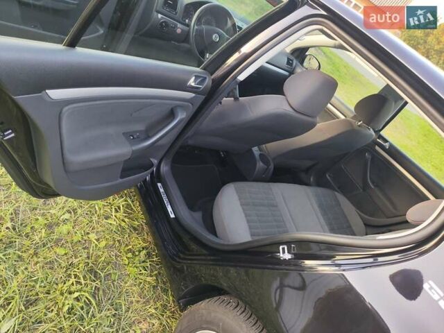 Черный Фольксваген Гольф, объемом двигателя 1.6 л и пробегом 250 тыс. км за 7500 $, фото 19 на Automoto.ua