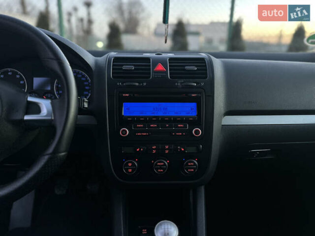 Черный Фольксваген Гольф, объемом двигателя 1.4 л и пробегом 271 тыс. км за 5700 $, фото 25 на Automoto.ua