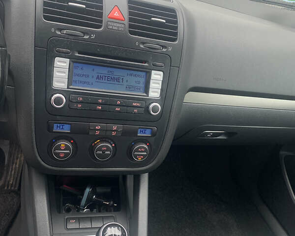 Черный Фольксваген Гольф, объемом двигателя 1.6 л и пробегом 211 тыс. км за 5900 $, фото 9 на Automoto.ua