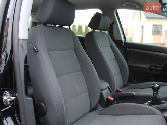 Черный Фольксваген Гольф, объемом двигателя 1.6 л и пробегом 203 тыс. км за 5890 $, фото 76 на Automoto.ua