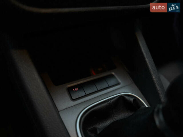 Черный Фольксваген Гольф, объемом двигателя 1.6 л и пробегом 190 тыс. км за 5350 $, фото 27 на Automoto.ua