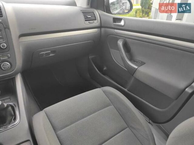 Черный Фольксваген Гольф, объемом двигателя 1.6 л и пробегом 188 тыс. км за 5500 $, фото 21 на Automoto.ua