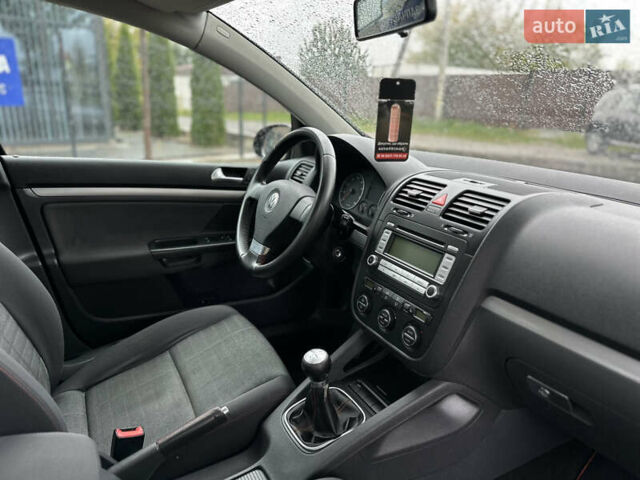 Черный Фольксваген Гольф, объемом двигателя 1.6 л и пробегом 221 тыс. км за 6600 $, фото 45 на Automoto.ua