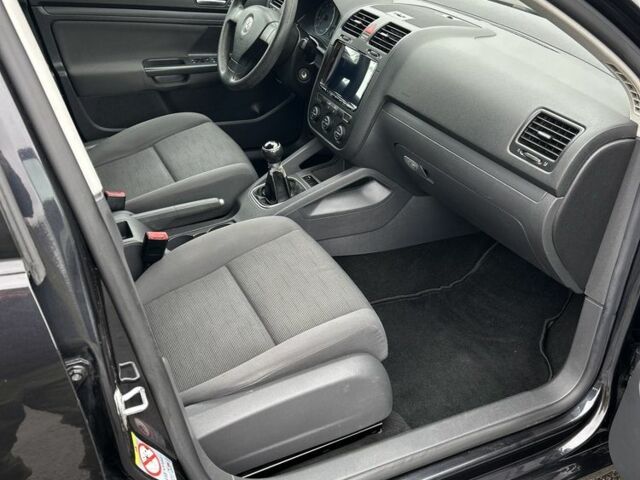 Черный Фольксваген Гольф, объемом двигателя 0 л и пробегом 243 тыс. км за 5750 $, фото 7 на Automoto.ua