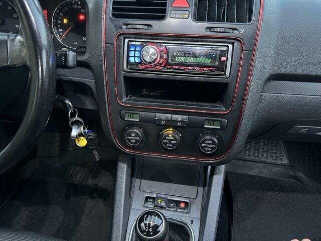 Черный Фольксваген Гольф, объемом двигателя 1.6 л и пробегом 329 тыс. км за 4300 $, фото 14 на Automoto.ua