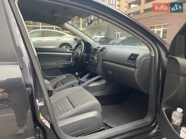 Черный Фольксваген Гольф, объемом двигателя 1.6 л и пробегом 262 тыс. км за 6100 $, фото 13 на Automoto.ua