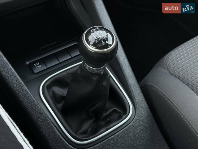 Черный Фольксваген Гольф, объемом двигателя 1.6 л и пробегом 182 тыс. км за 6350 $, фото 82 на Automoto.ua