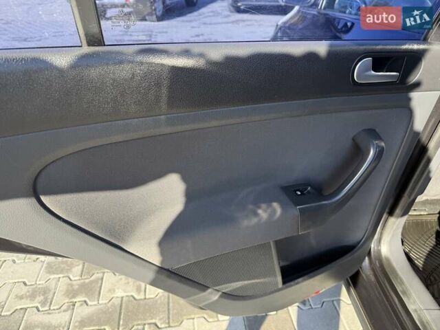 Черный Фольксваген Гольф, объемом двигателя 1.6 л и пробегом 280 тыс. км за 4550 $, фото 7 на Automoto.ua