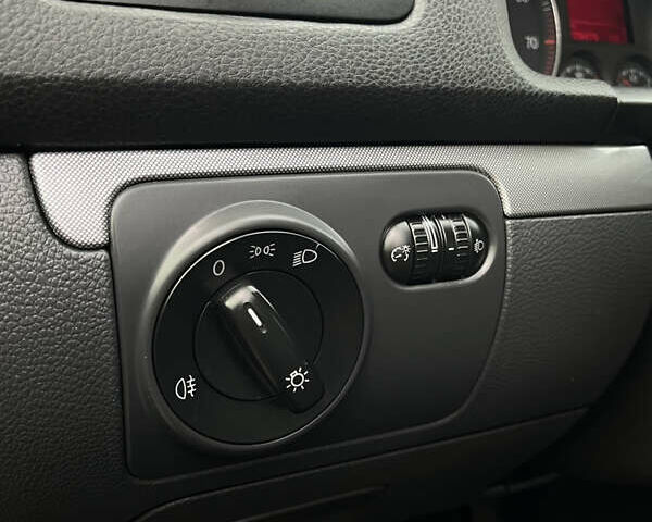 Черный Фольксваген Гольф, объемом двигателя 1.6 л и пробегом 235 тыс. км за 5899 $, фото 19 на Automoto.ua