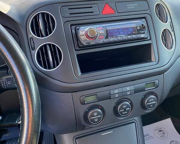 Черный Фольксваген Гольф, объемом двигателя 1.6 л и пробегом 141 тыс. км за 6600 $, фото 10 на Automoto.ua