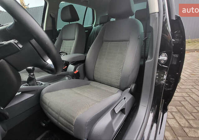 Черный Фольксваген Гольф, объемом двигателя 1.6 л и пробегом 237 тыс. км за 6500 $, фото 25 на Automoto.ua