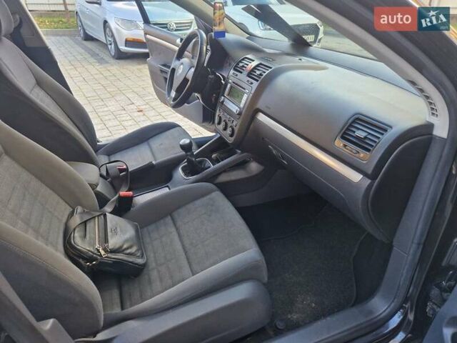 Черный Фольксваген Гольф, объемом двигателя 1.6 л и пробегом 255 тыс. км за 5950 $, фото 47 на Automoto.ua