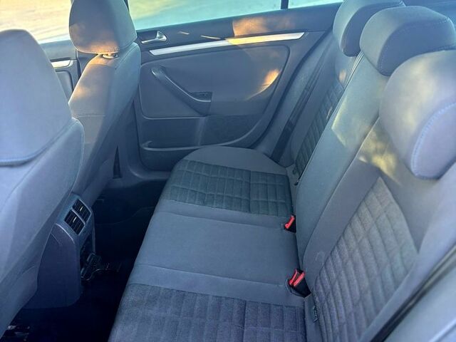 Черный Фольксваген Гольф, объемом двигателя 1.6 л и пробегом 205 тыс. км за 6100 $, фото 5 на Automoto.ua