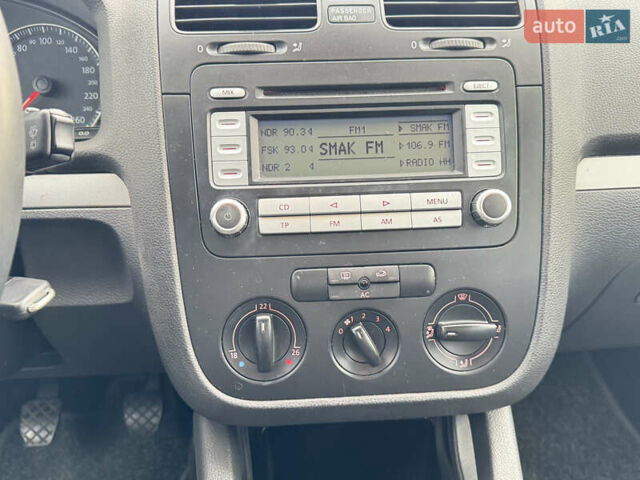 Черный Фольксваген Гольф, объемом двигателя 1.6 л и пробегом 218 тыс. км за 5900 $, фото 17 на Automoto.ua