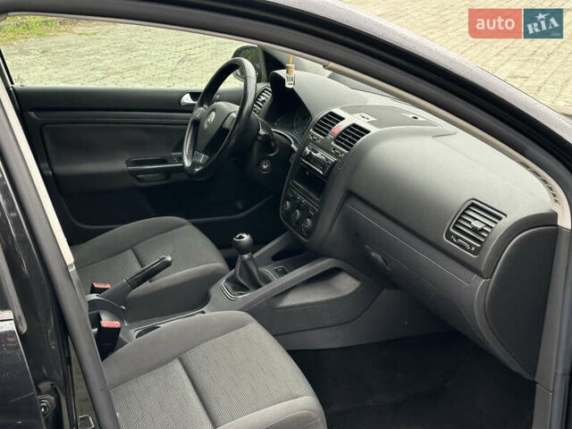 Черный Фольксваген Гольф, объемом двигателя 1.6 л и пробегом 250 тыс. км за 6100 $, фото 16 на Automoto.ua