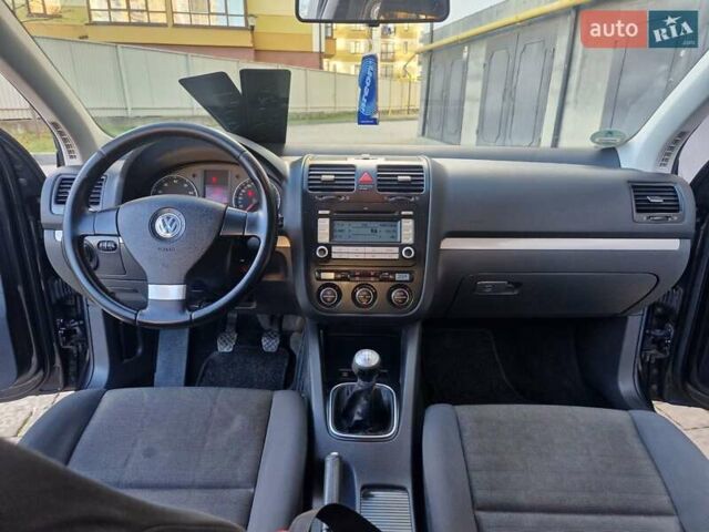 Черный Фольксваген Гольф, объемом двигателя 1.6 л и пробегом 255 тыс. км за 5950 $, фото 52 на Automoto.ua