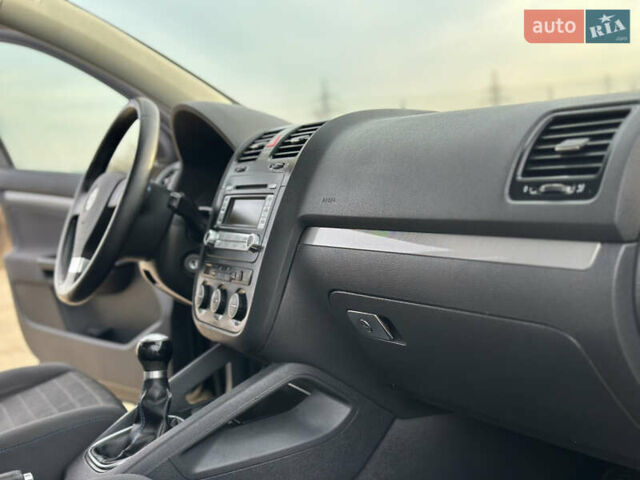 Черный Фольксваген Гольф, объемом двигателя 1.6 л и пробегом 227 тыс. км за 6299 $, фото 41 на Automoto.ua