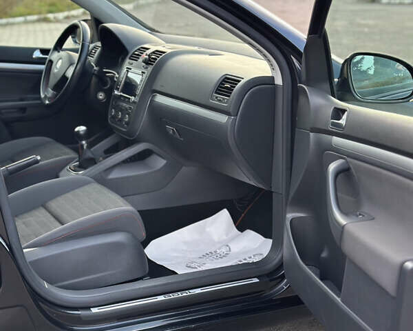 Черный Фольксваген Гольф, объемом двигателя 1.6 л и пробегом 232 тыс. км за 5750 $, фото 26 на Automoto.ua