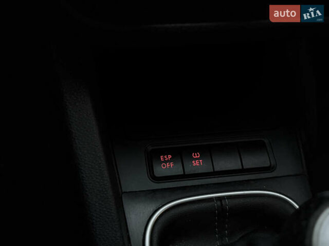 Черный Фольксваген Гольф, объемом двигателя 1.6 л и пробегом 290 тыс. км за 6350 $, фото 10 на Automoto.ua