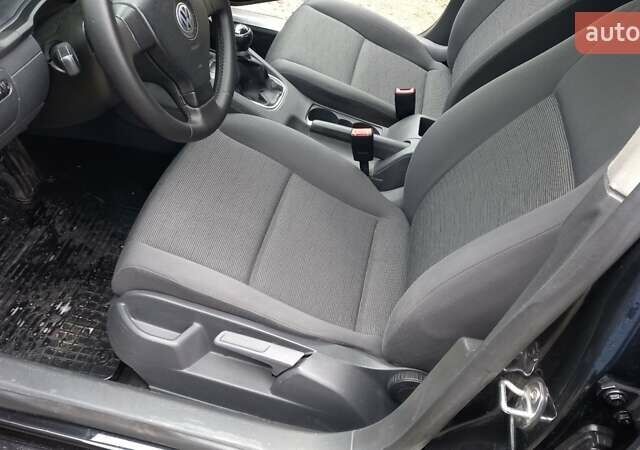 Черный Фольксваген Гольф, объемом двигателя 1.6 л и пробегом 246 тыс. км за 5099 $, фото 25 на Automoto.ua