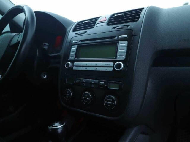 Черный Фольксваген Гольф, объемом двигателя 1.4 л и пробегом 182 тыс. км за 5600 $, фото 6 на Automoto.ua