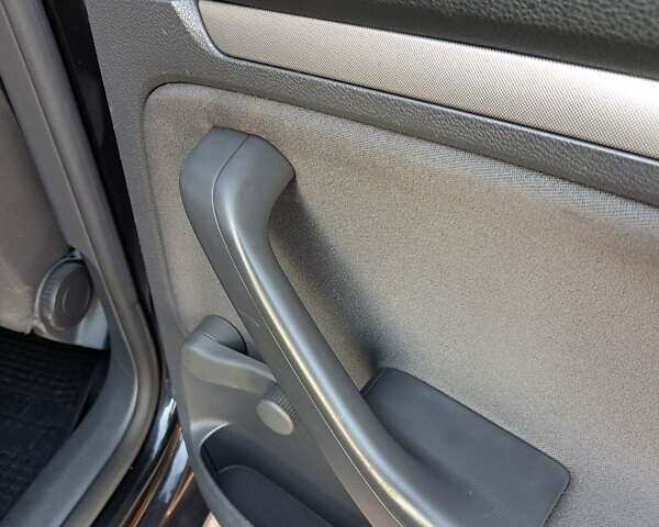 Черный Фольксваген Гольф, объемом двигателя 1.39 л и пробегом 220 тыс. км за 6400 $, фото 27 на Automoto.ua