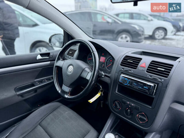 Черный Фольксваген Гольф, объемом двигателя 1.6 л и пробегом 265 тыс. км за 6350 $, фото 12 на Automoto.ua