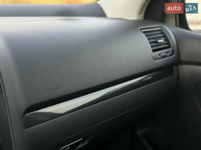 Черный Фольксваген Гольф, объемом двигателя 1.6 л и пробегом 182 тыс. км за 6350 $, фото 84 на Automoto.ua