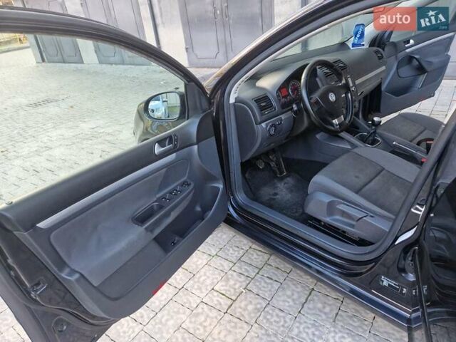 Черный Фольксваген Гольф, объемом двигателя 1.6 л и пробегом 255 тыс. км за 5950 $, фото 42 на Automoto.ua