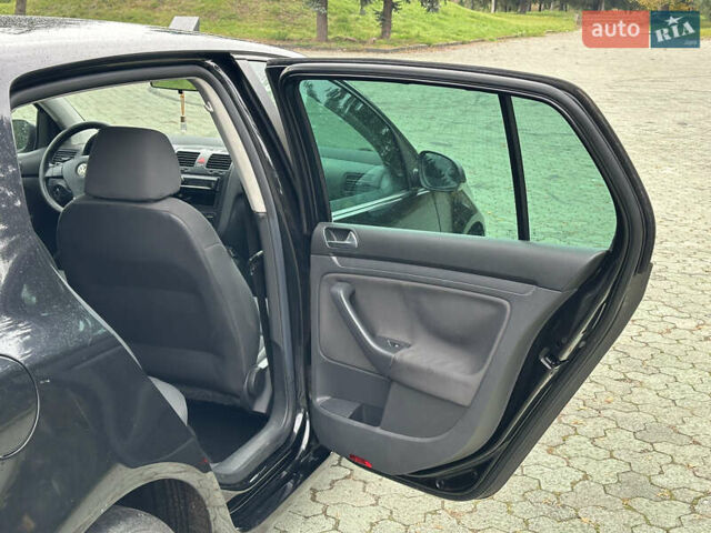 Черный Фольксваген Гольф, объемом двигателя 1.6 л и пробегом 250 тыс. км за 6100 $, фото 14 на Automoto.ua