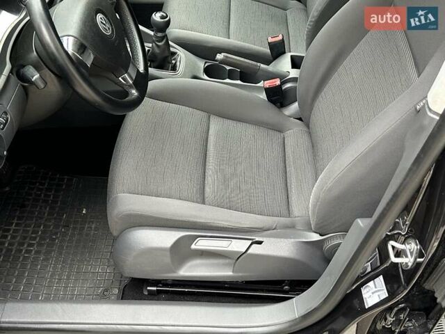 Черный Фольксваген Гольф, объемом двигателя 1.6 л и пробегом 196 тыс. км за 6200 $, фото 25 на Automoto.ua