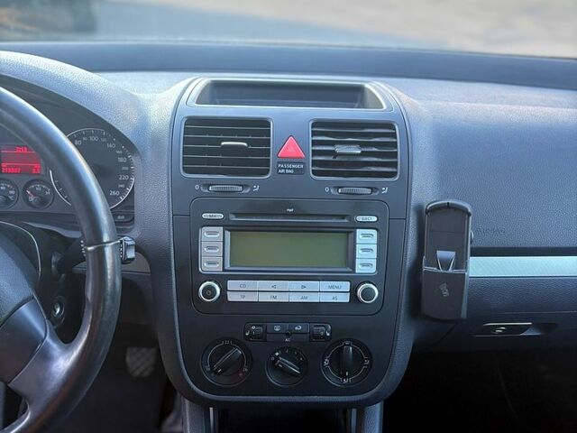 Черный Фольксваген Гольф, объемом двигателя 1.6 л и пробегом 205 тыс. км за 6100 $, фото 8 на Automoto.ua