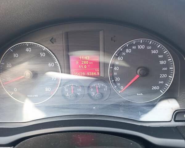 Черный Фольксваген Гольф, объемом двигателя 1.39 л и пробегом 235 тыс. км за 5500 $, фото 22 на Automoto.ua