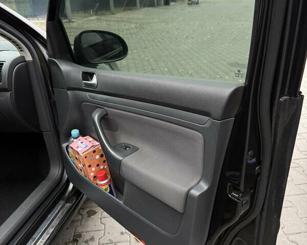 Черный Фольксваген Гольф, объемом двигателя 1.6 л и пробегом 243 тыс. км за 6300 $, фото 31 на Automoto.ua