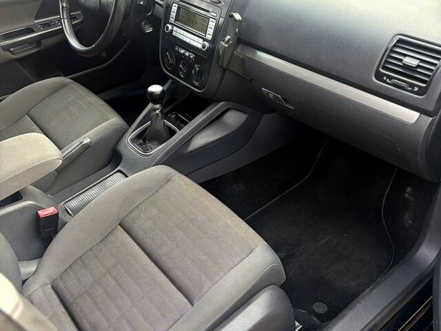 Черный Фольксваген Гольф, объемом двигателя 1.6 л и пробегом 215 тыс. км за 6500 $, фото 10 на Automoto.ua