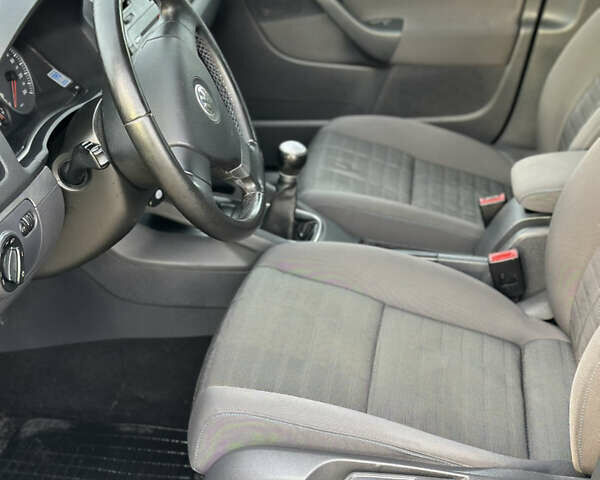 Черный Фольксваген Гольф, объемом двигателя 1.6 л и пробегом 227 тыс. км за 6299 $, фото 35 на Automoto.ua