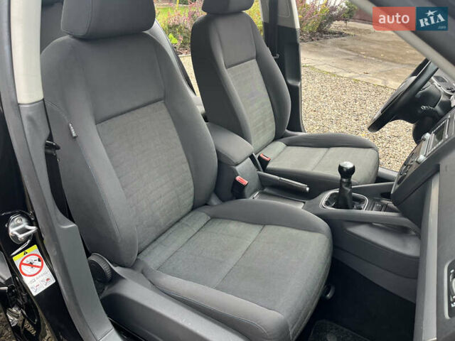 Черный Фольксваген Гольф, объемом двигателя 1.6 л и пробегом 253 тыс. км за 6250 $, фото 84 на Automoto.ua