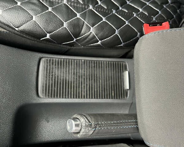 Черный Фольксваген Гольф, объемом двигателя 1.6 л и пробегом 245 тыс. км за 5700 $, фото 22 на Automoto.ua